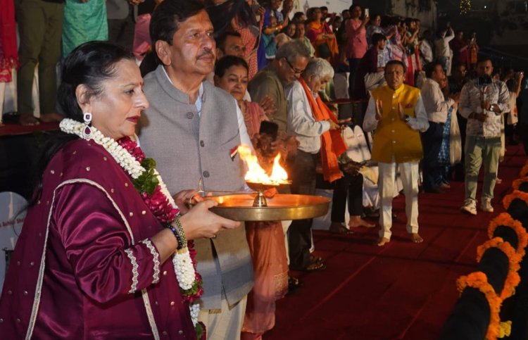 देव दीपावली विशेष : महाराष्ट्र के केबिनेट मंत्री मंगल प्रभात लोढ़ा ने सपत्नीक जाकर बाणगंगा घाट पर की आरती 