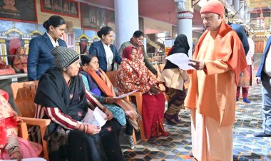 सीएम योगी आदित्यनाथ ने जनता दर्शन में 250 लोगों की समस्याएं सुनीं और अधिकारियों को दिए उचित निर्देश