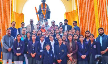 राष्ट्रपिता महात्मा गांधी की पुण्यतिथि पर सीएम योगी ने बापू को किया नमन...