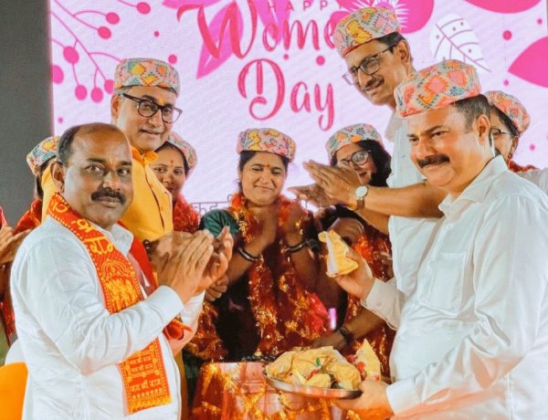 वडाला में होली मिलन समारोह "रंग बिरंगे फूलों से" का भव्य आयोजन सम्पन्न...