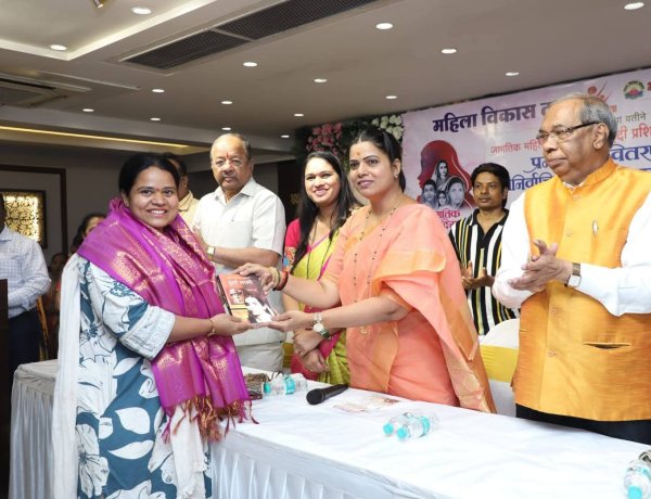 विश्व महिला दिवस पर नगरसेविका मनिषा कमलेश यादव का महापौर ने किया सत्कार