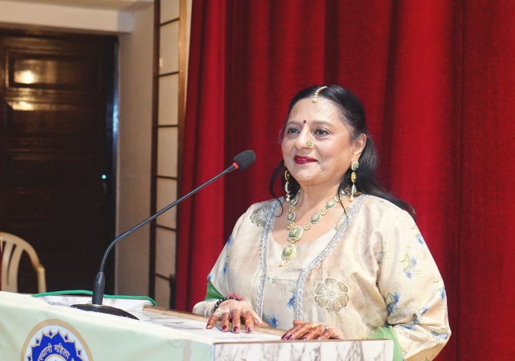 कविता: हाँ, मैं कुछ-कुछ पुराने ख़यालों की हूँ