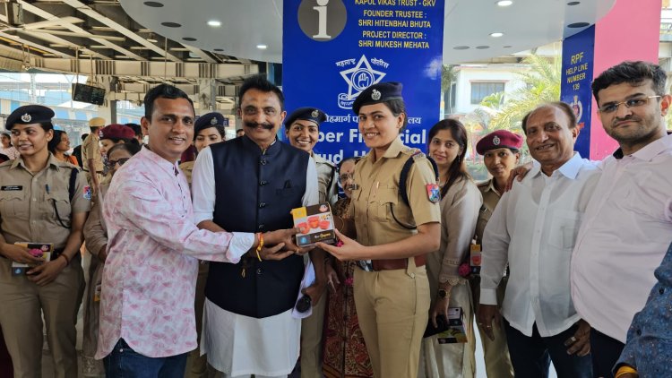 बोरीवली रेलवे स्टेशन पर विभिन्न विभागों में कार्यरत नारी शक्ति को किया गया सम्मानित