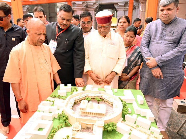 माँ विंध्यवासिनी का दर्शन करने पहुंचे मुख्यमंत्री योगी आदित्यनाथ