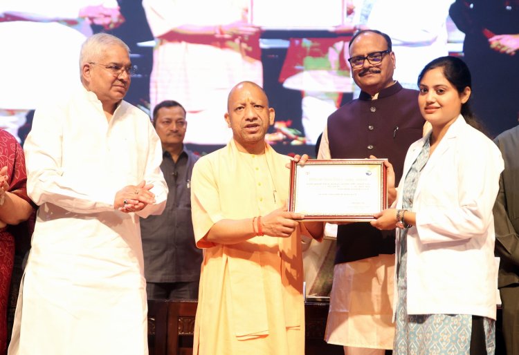 नव चयनित 1,228 नर्सिंग अधिकारियों को सीएम योगी आदित्यनाथ ने प्रदान किया नियुक्ति पत्र