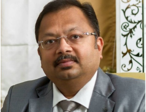 आंखों में आई-ड्रॉप्स डालने का सही तरीका बता रहे हैं नेत्र चिकित्सक डॉ. निमेष पी. मेहता...